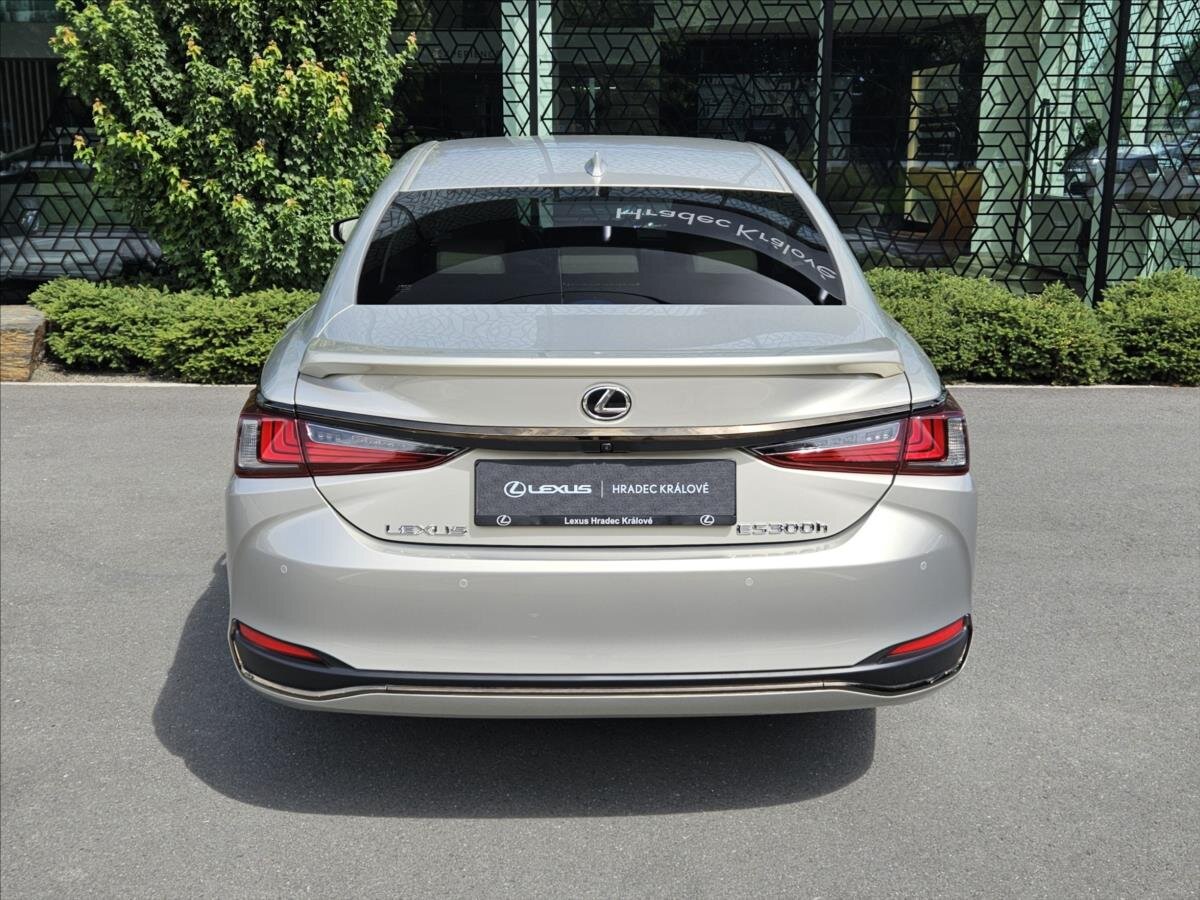 Lexus ES 300h Sedan / Limuzína 2,5 l 160 kw