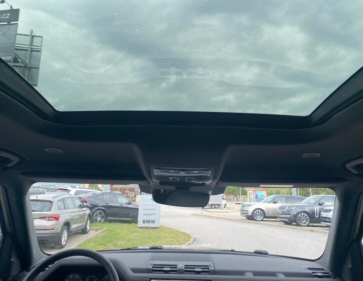 Land Rover Defender 21