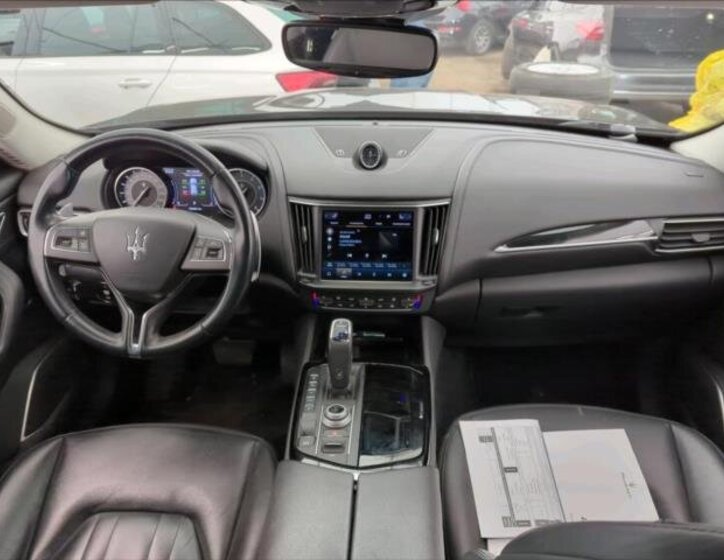 Maserati Levante SUV / Terénní 2,0 l 243 kw