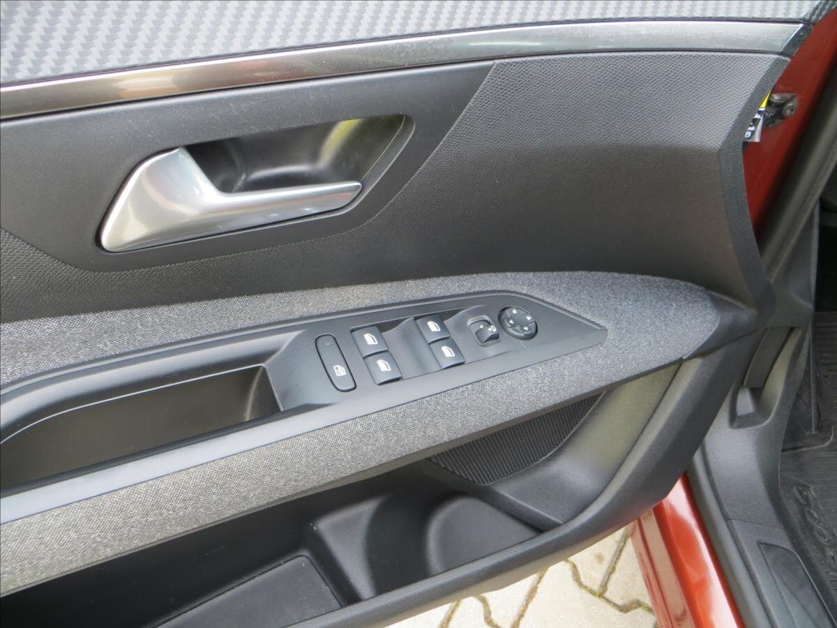 Peugeot 5008 MPV 1,2 l 96 kw