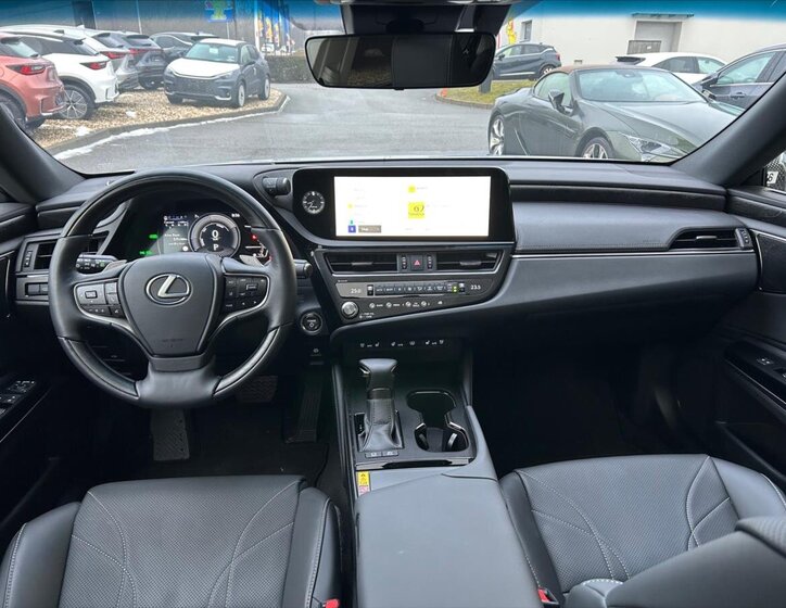 Lexus ES 300h Sedan / Limuzína 2,5 l 160 kw