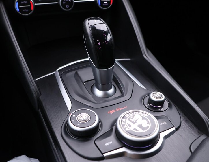 Alfa Romeo Giulia Sedan / Limuzína 2,1 l 110 kw