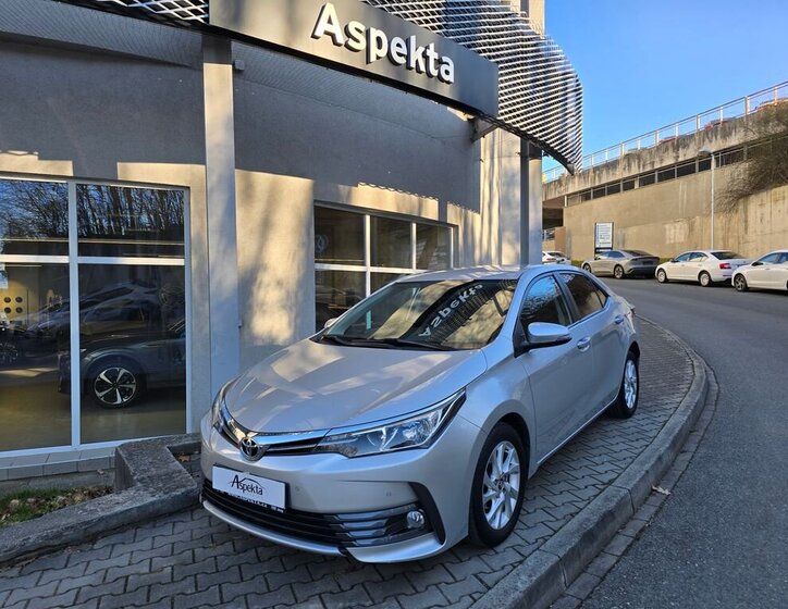 Toyota Corolla Sedan / Limuzína 1,6 l 97 kw