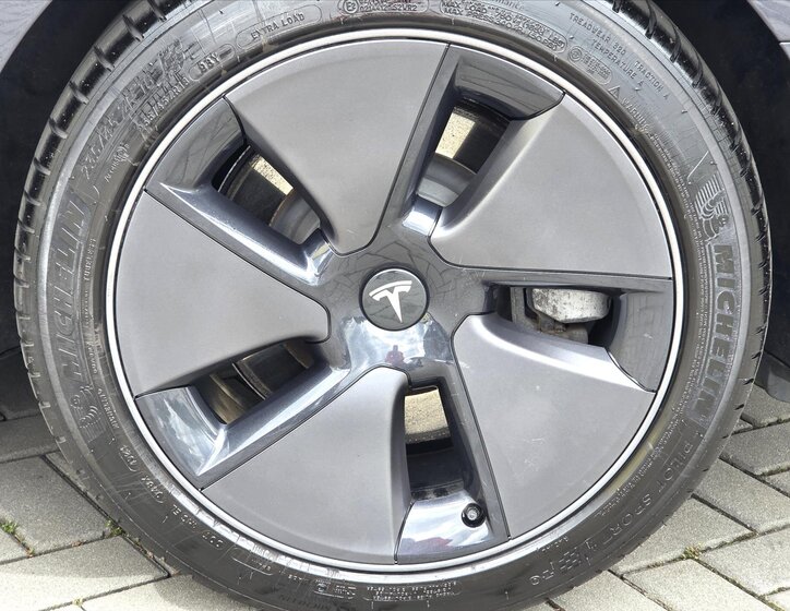 Tesla Model 3 Sedan / Limuzína 0,0 208 kw