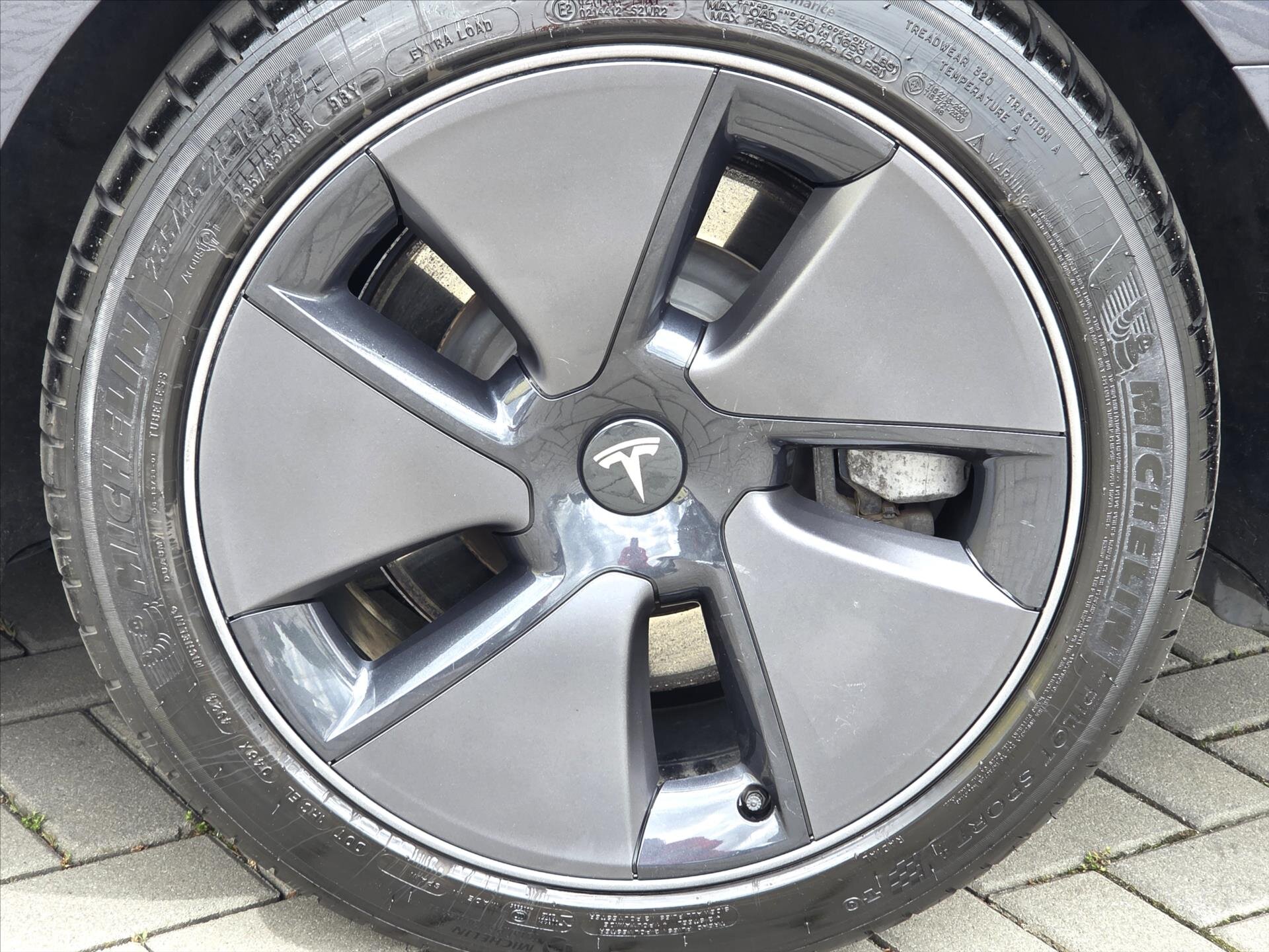 Tesla Model 3 Sedan / Limuzína 0,0 208 kw