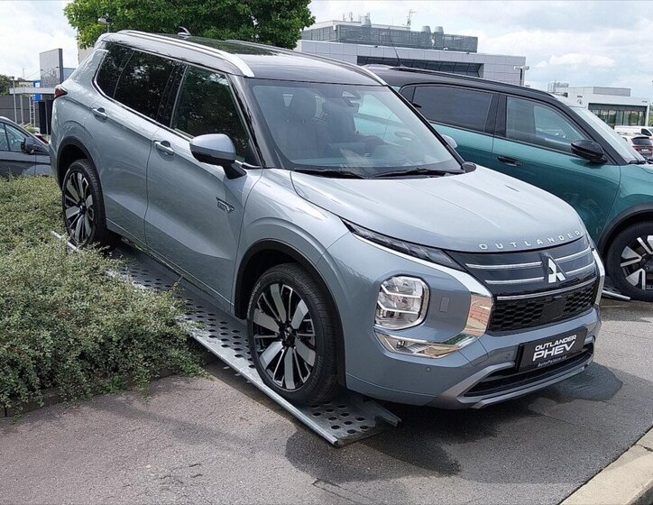 Mitsubishi Outlander SUV 2,4 l 225 kw