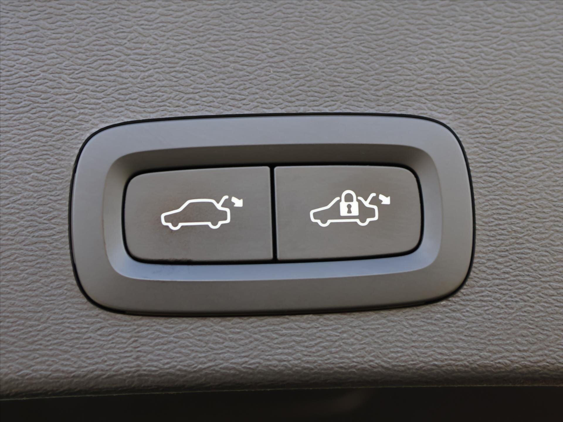 Volvo XC40 SUV / Terénní 2,0 l 140 kw