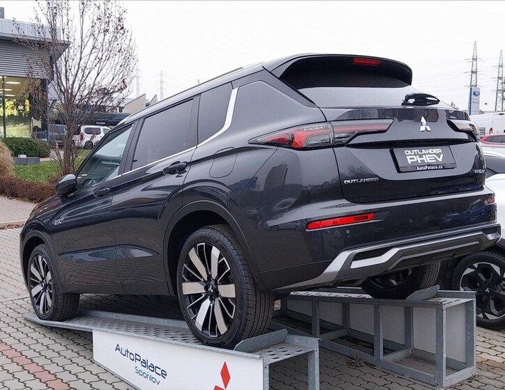 Mitsubishi Outlander 2