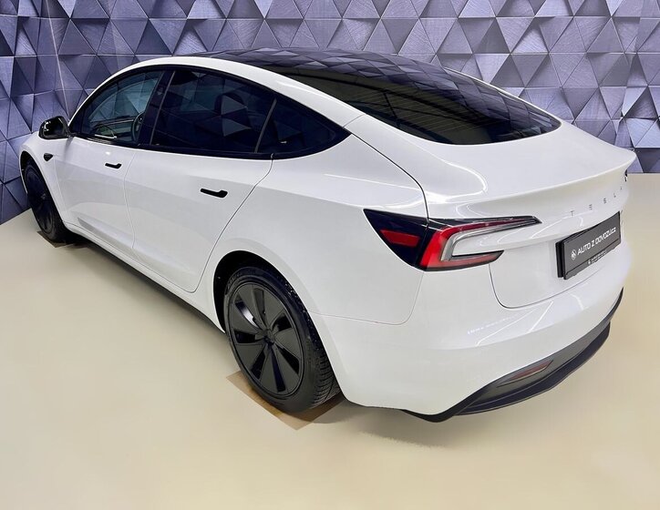 Tesla Model 3 Sedan 0,0 324 kw