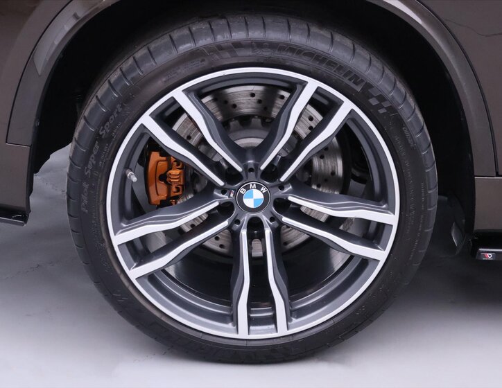 BMW X5 SUV / Terénní 4,4 l 423 kw