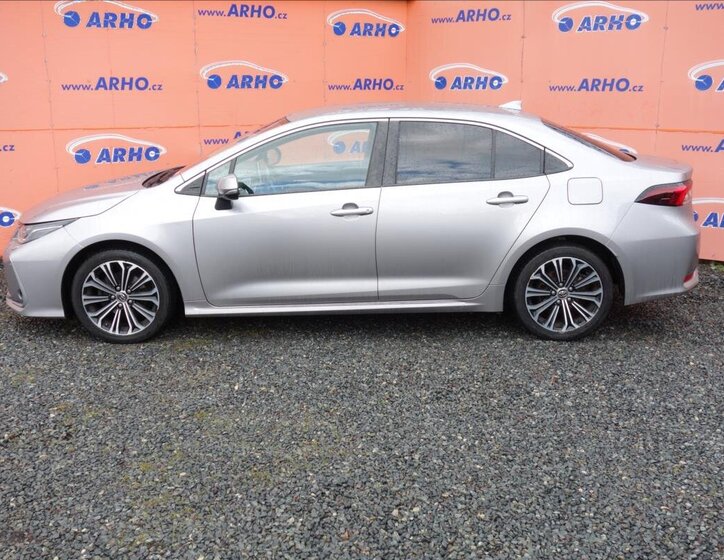 Toyota Corolla Sedan / Limuzína 1,6 l 97 kw