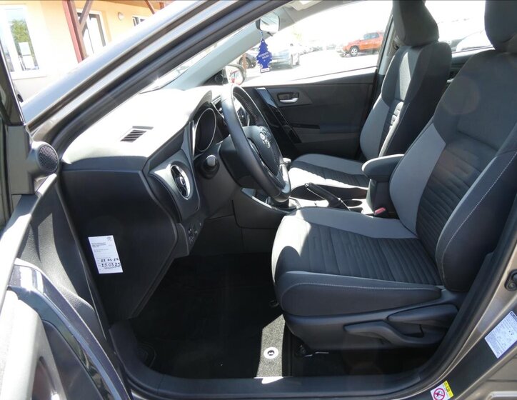 Toyota Auris Kombi 1,3 l 73 kw