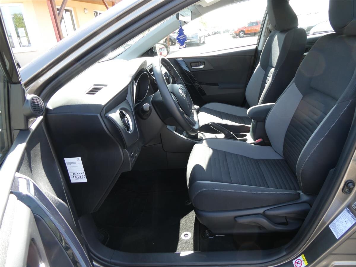 Toyota Auris Kombi 1,3 l 73 kw