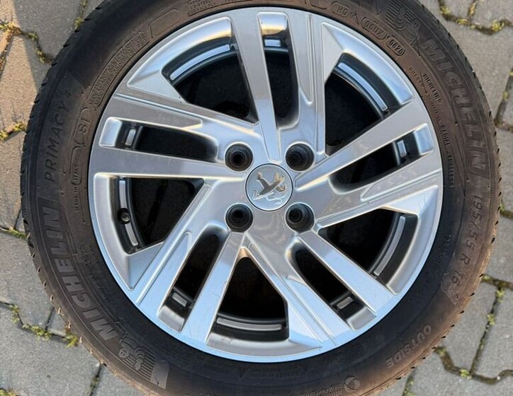 Peugeot 208 Hatchback 1,2 l 74 kw