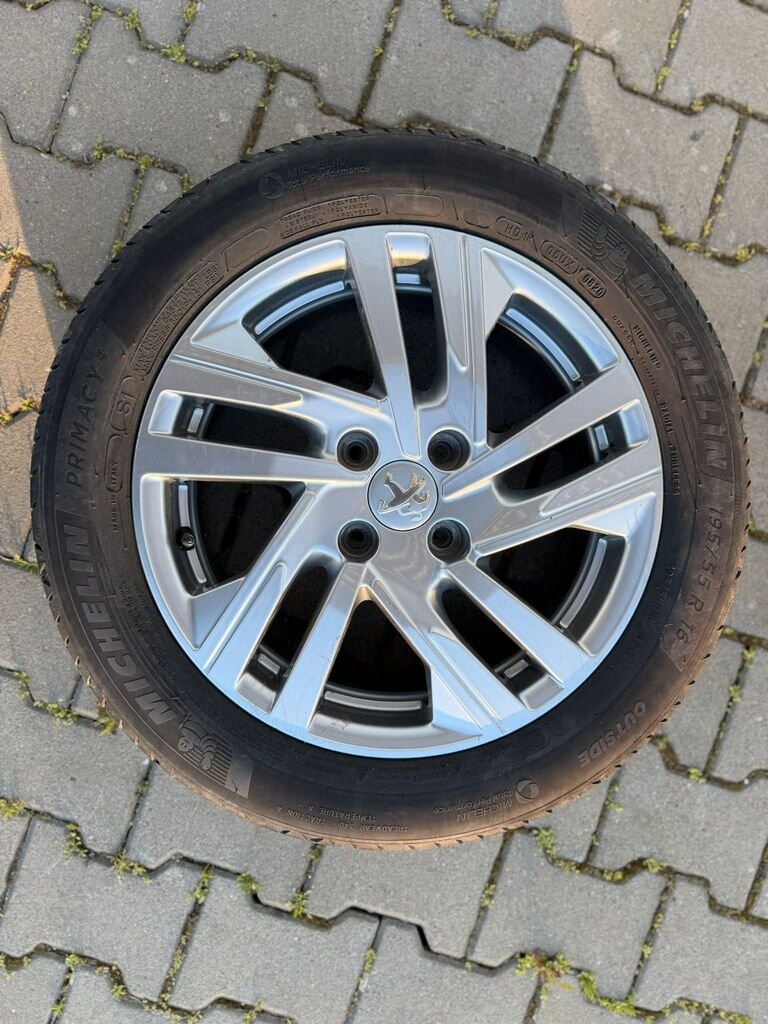 Peugeot 208 Hatchback 1,2 l 74 kw