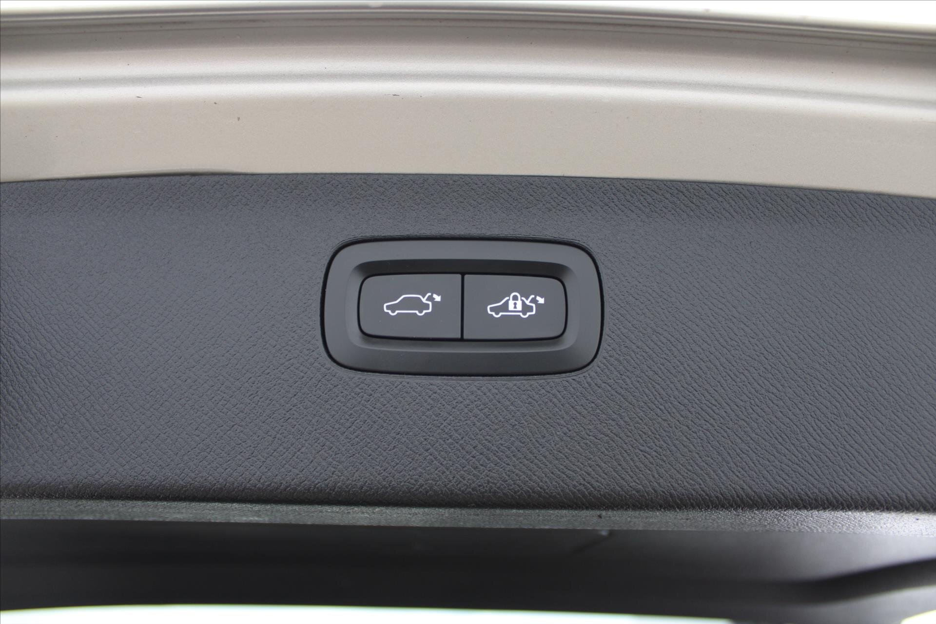 Volvo XC90 SUV 2,0 l 177 kw