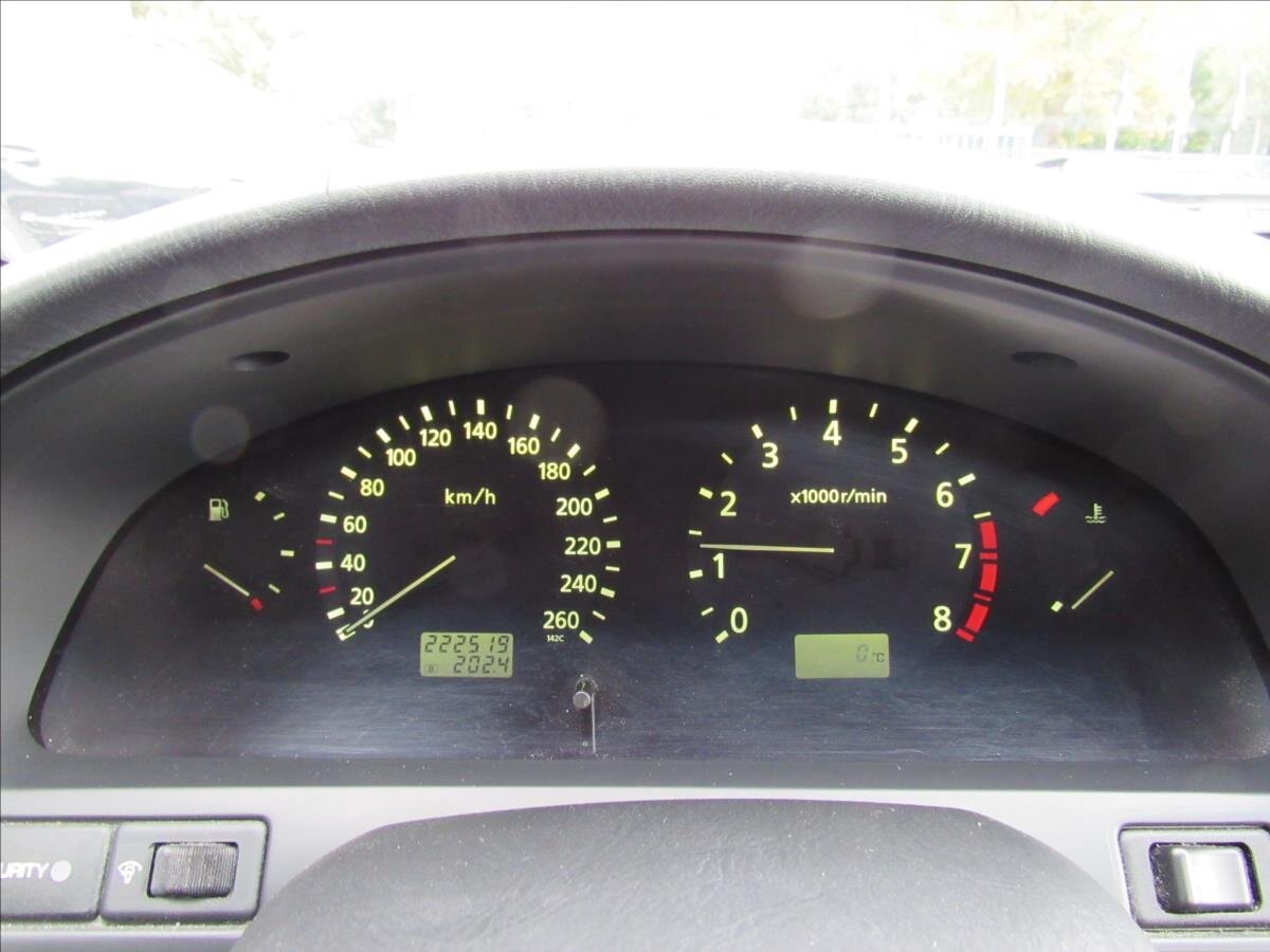 Nissan Maxima Sedan / Limuzína 2,0 l 103 kw