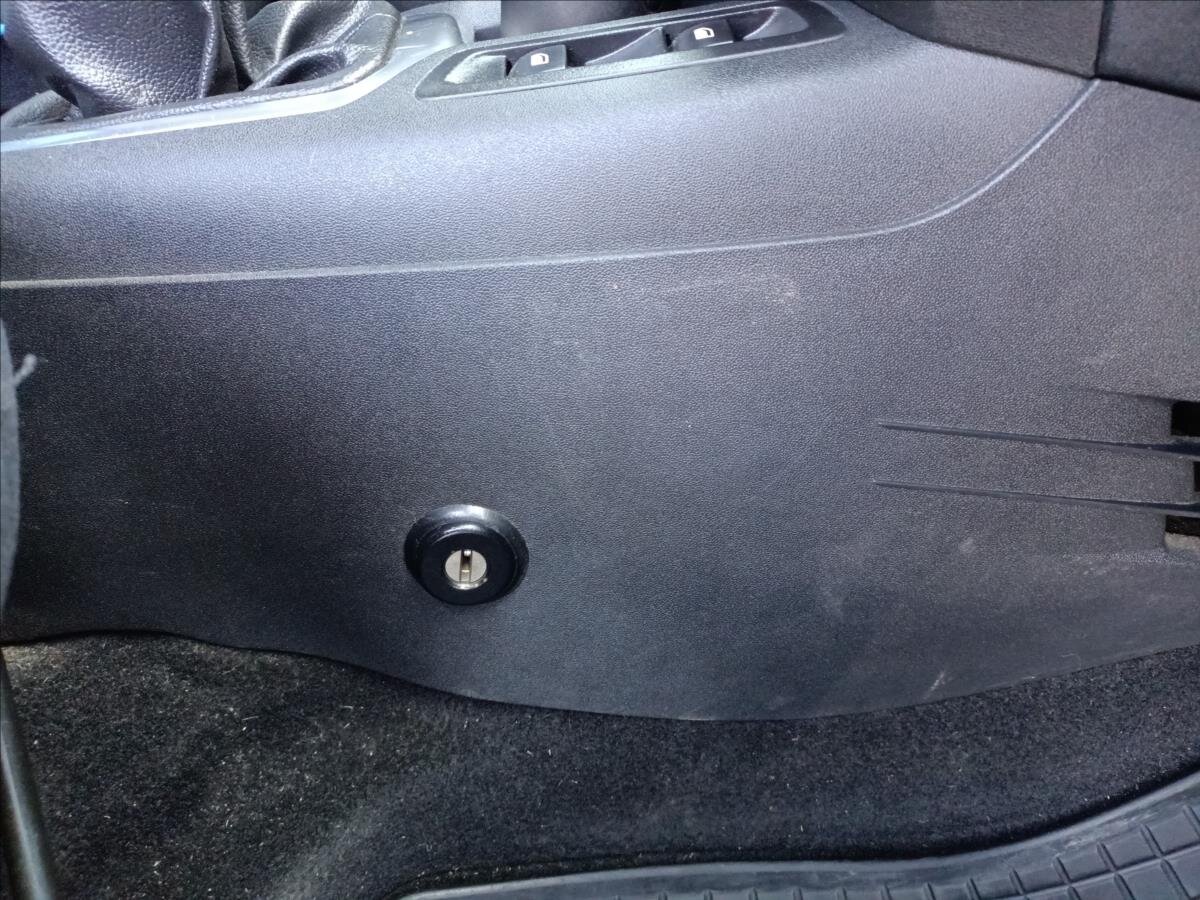 Peugeot 301 Sedan 1,6 l 68 kw