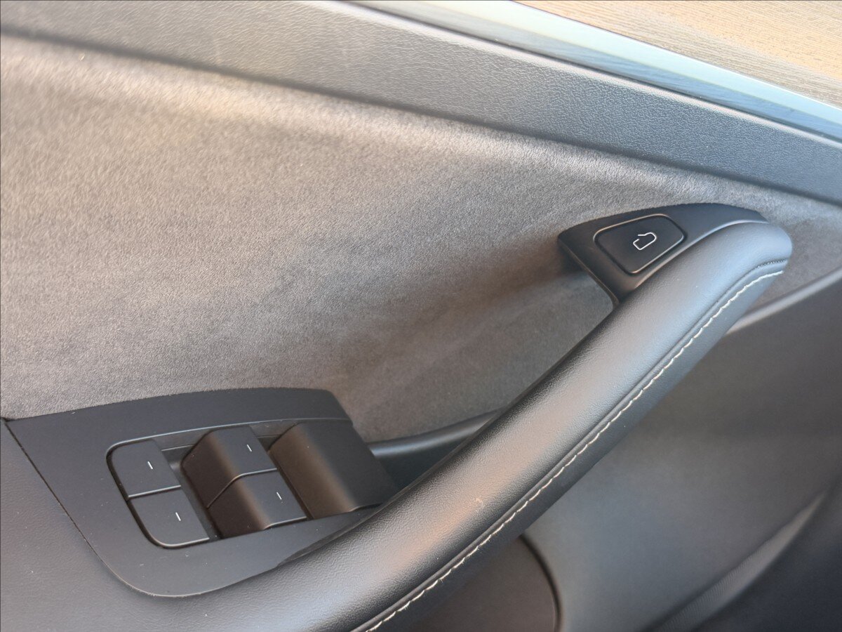 Tesla Model 3 Sedan / Limuzína 0,0 100 kw