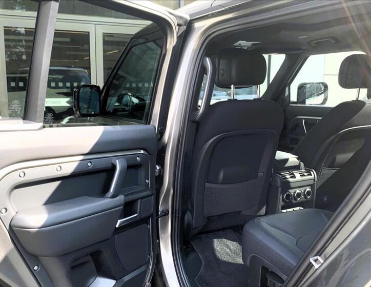 Land Rover Defender 13