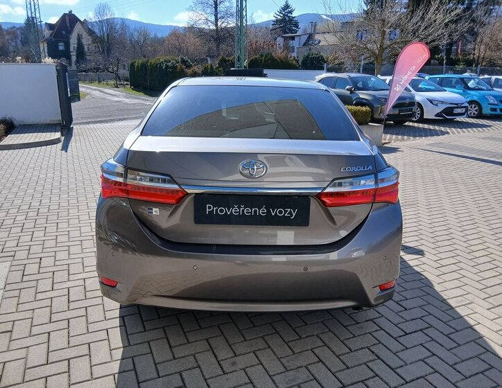 Toyota Corolla Sedan / Limuzína 1,6 l 97 kw