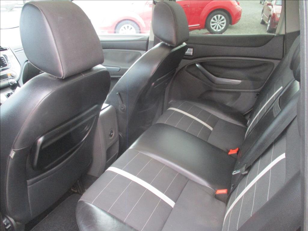 Ford Kuga SUV / Terénní 2,0 l 100 kw