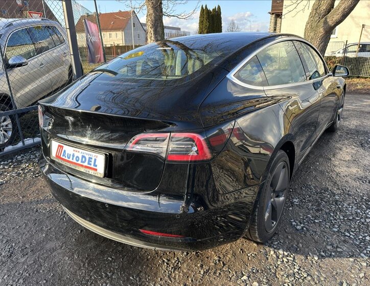 Tesla Model 3 Sedan / Limuzína 0,0 239 kw