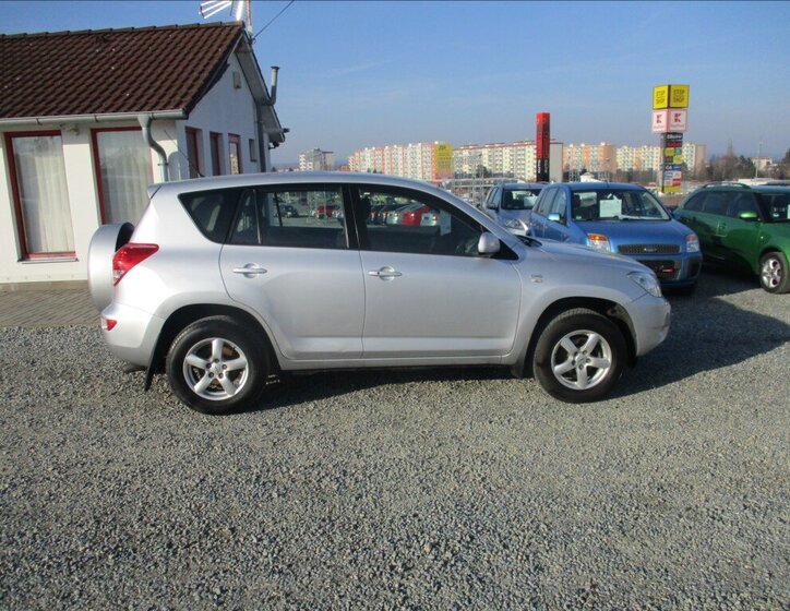 Toyota RAV4 SUV / Terénní 2,2 l 100 kw