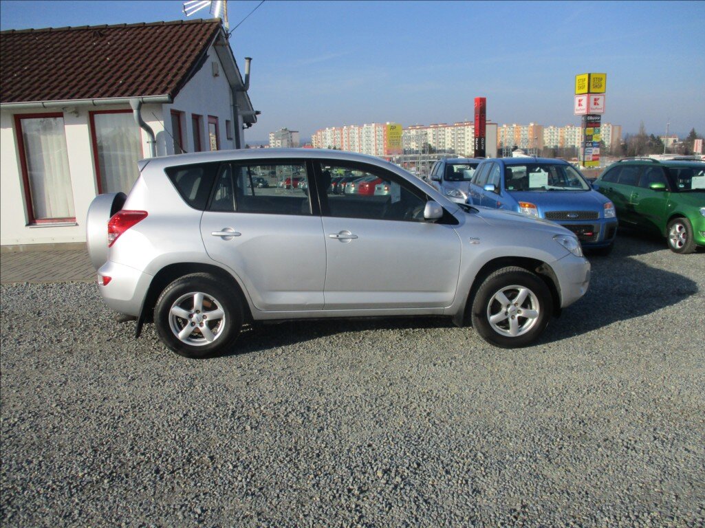 Toyota RAV4 SUV / Terénní 2,2 l 100 kw