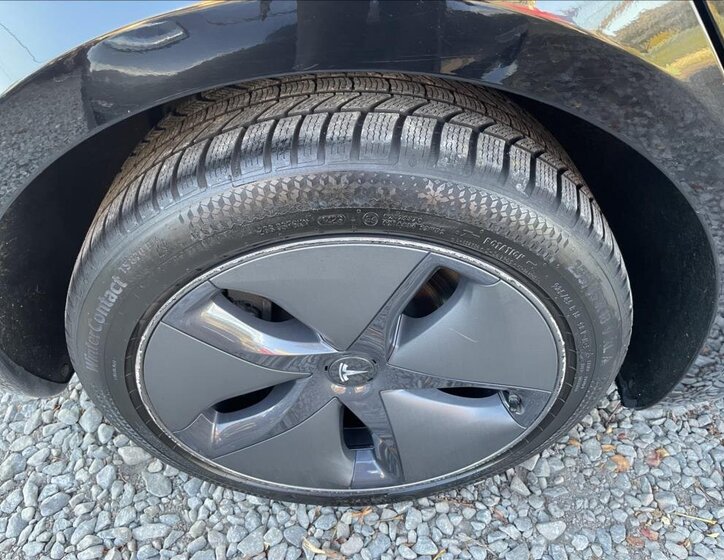 Tesla Model 3 Sedan 0,0 239 kw