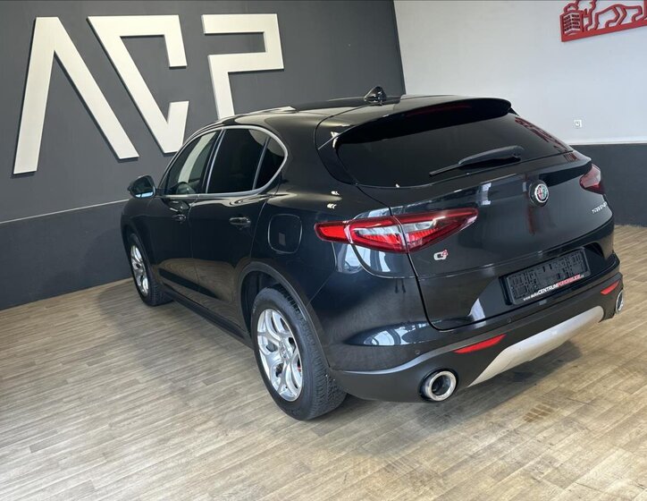 Alfa Romeo Stelvio 10