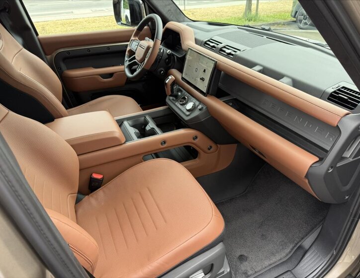 Land Rover Defender SUV 4,4 l 467 kw