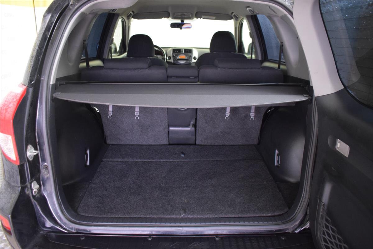 Toyota RAV4 SUV 2,0 l 112 kw