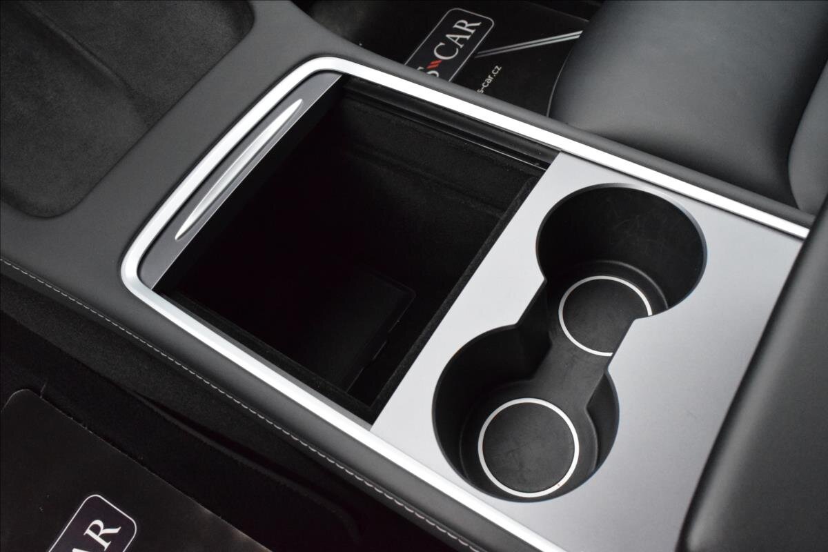 Tesla Model Y SUV / Terénní 0,0 378 kw