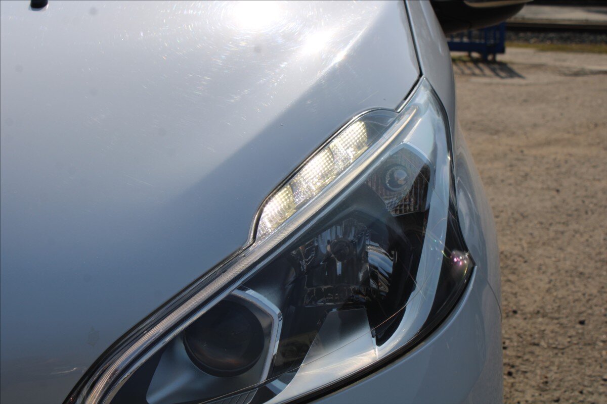 Peugeot 208 Hatchback 1,2 l 60 kw