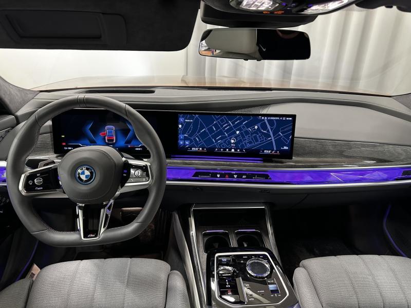 BMW i7