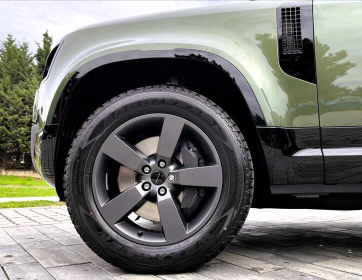 Land Rover Defender 3