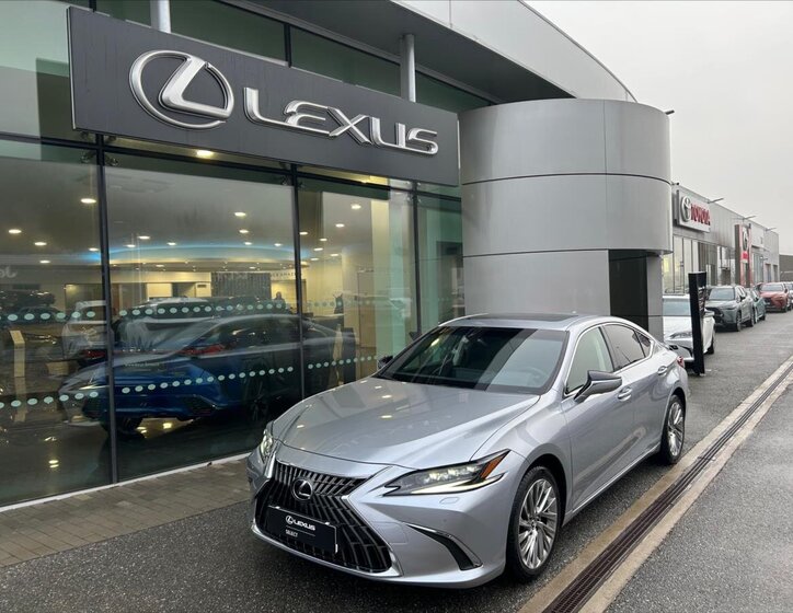 Lexus ES 300h Sedan / Limuzína 2,5 l 160 kw