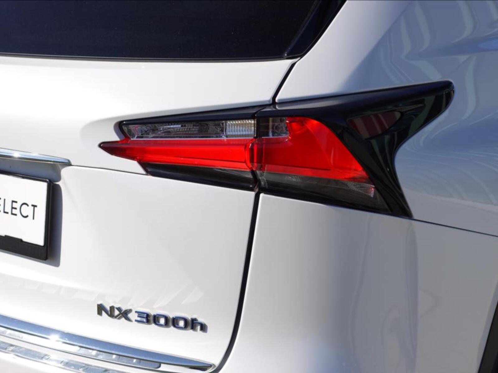 Lexus NX 300h 37