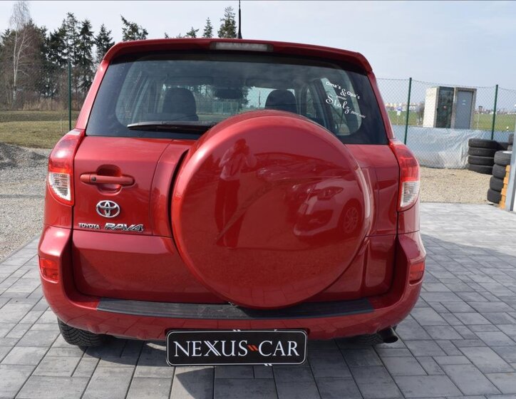 Toyota RAV4 SUV / Terénní 2,2 l 100 kw