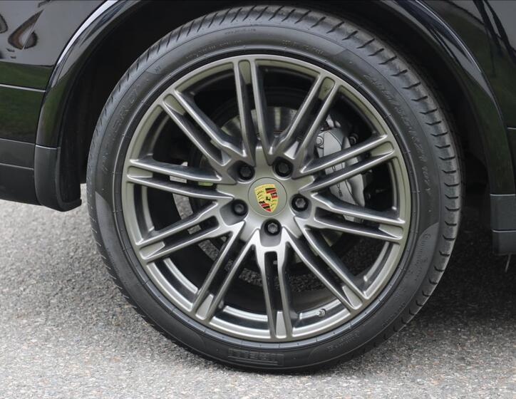 Porsche Cayenne SUV 4,1 l 283 kw