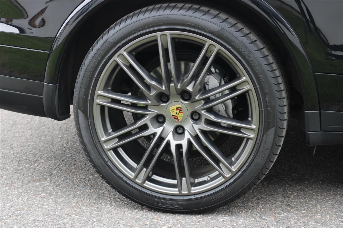 Porsche Cayenne SUV 4,1 l 283 kw