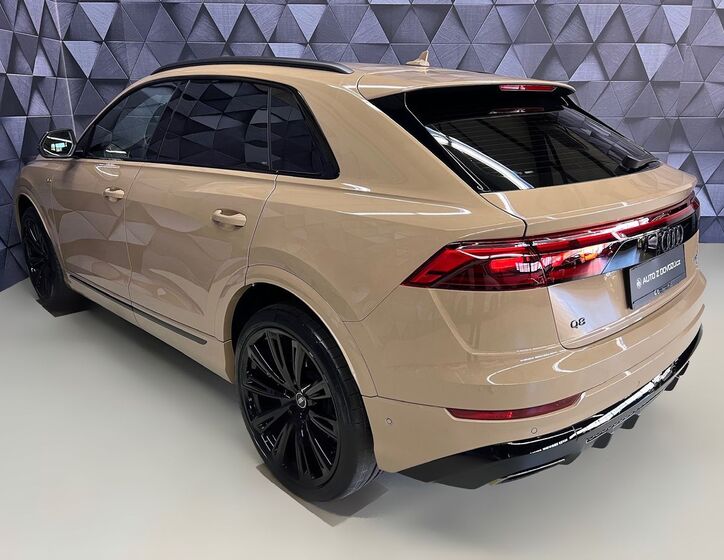 Audi Q8 4