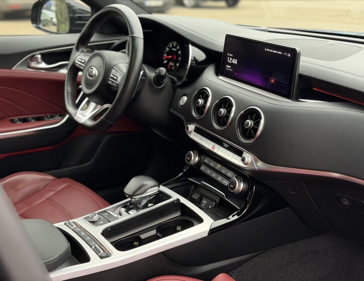 KIA Stinger Hatchback 3,3 l 269 kw