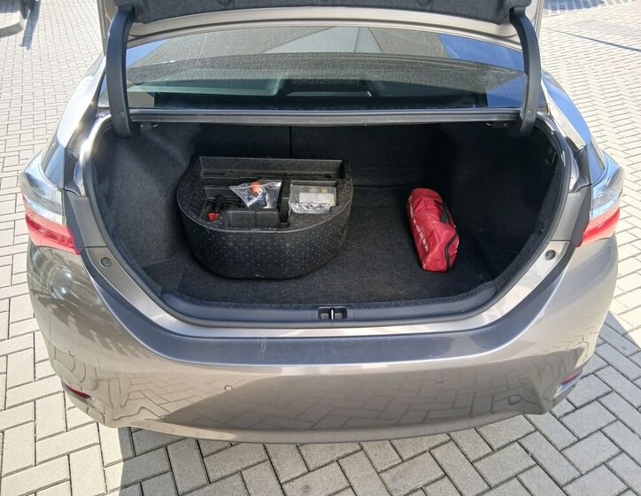 Toyota Corolla Sedan / Limuzína 1,6 l 97 kw