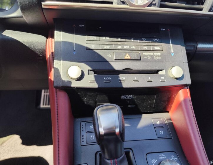 Lexus RC 300h Kupé 2,5 l 133 kw