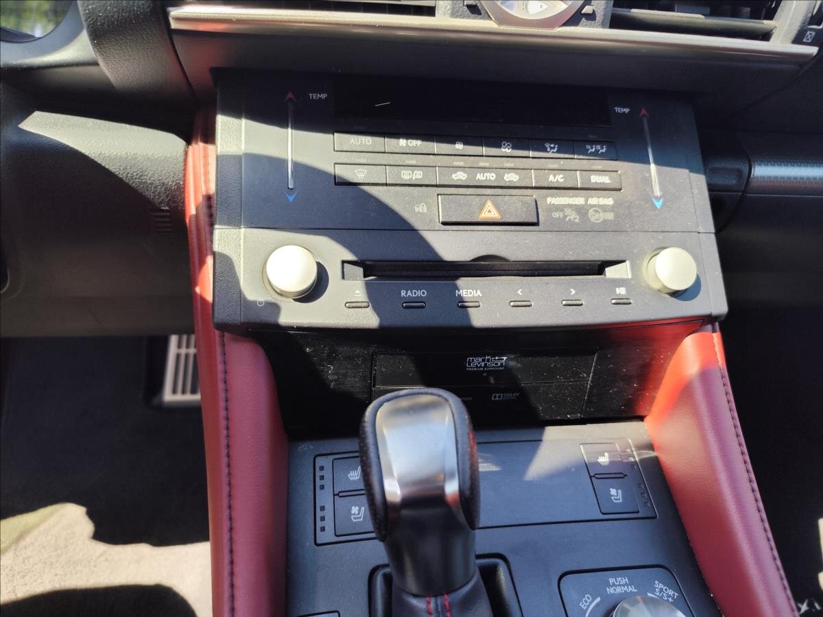 Lexus RC 300h Kupé 2,5 l 133 kw