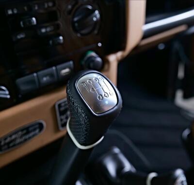 Land Rover Defender 24