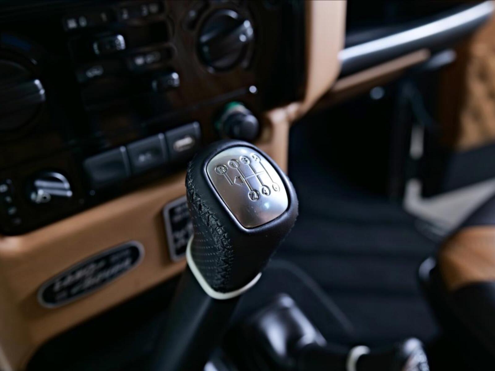 Land Rover Defender 24