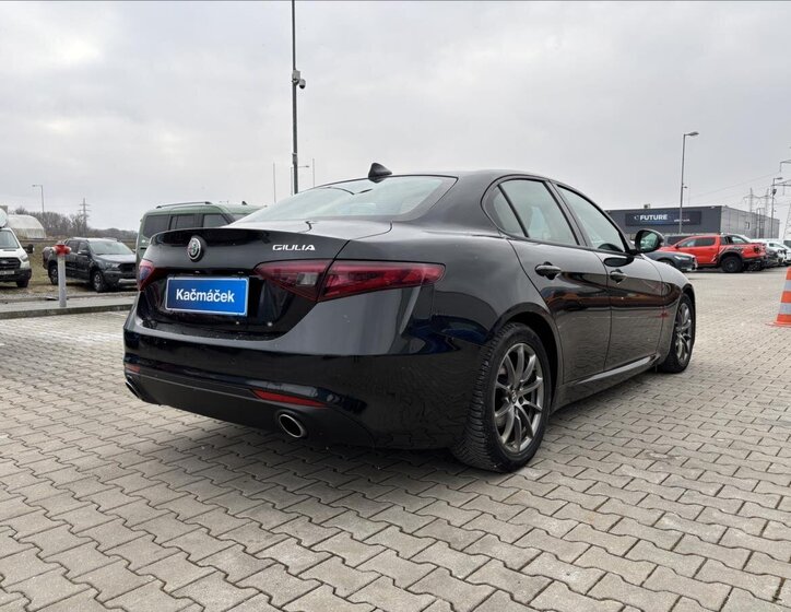 Alfa Romeo Giulia Sedan / Limuzína 2,1 l 132 kw